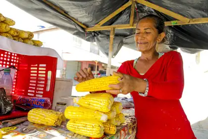 Empreendedora vendendo milho