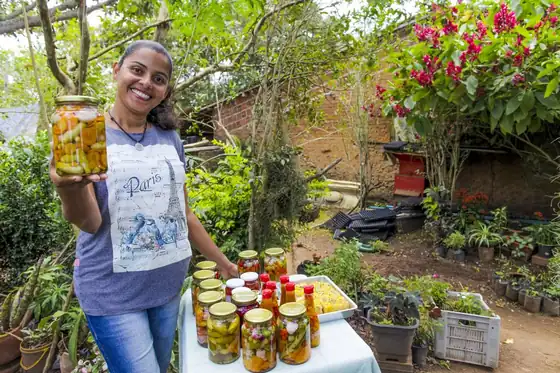 Empreendedora com suas conservas