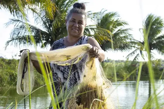 Maria José de Aguiar com rede de pesca