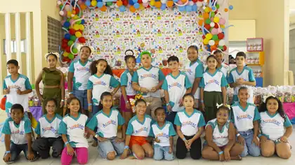 Crianças com a camisa da Acreditar na festa de 20 anos