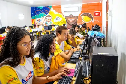 Jovens do Empreender Teen no laboratório de informática